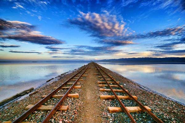茶卡鹽湖火車軌道.jpg