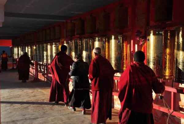 色達(dá)壇城轉(zhuǎn)經(jīng)