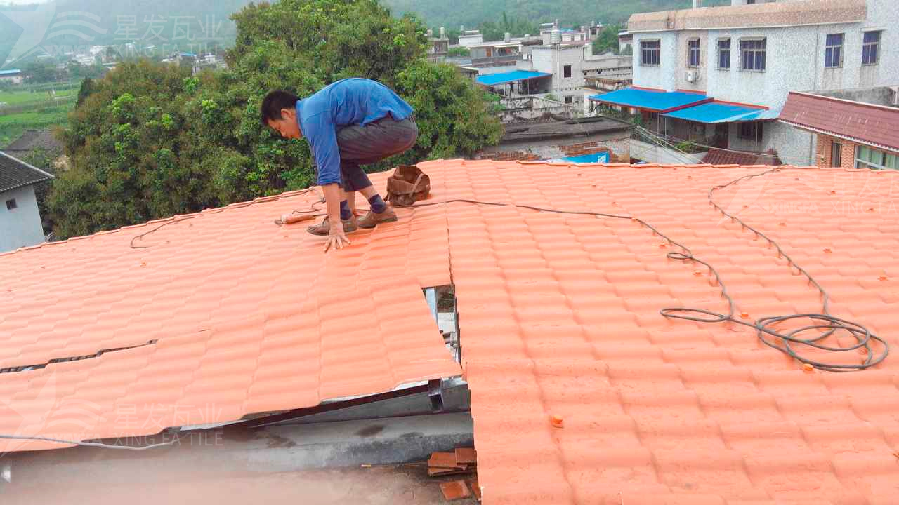 屋頂鋪設(shè)安裝合成樹脂瓦時，牢牢記住這3點，就不怕屋頂出問題！