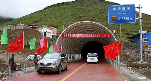 理塘隧道通車