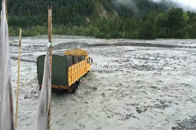 波密到通麥的涉水路段，車輛被&ldquo;背&rdquo;過去