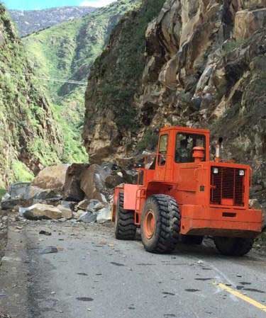 川藏線芒康境內(nèi)山體垮塌部分已搶通 通車恢復